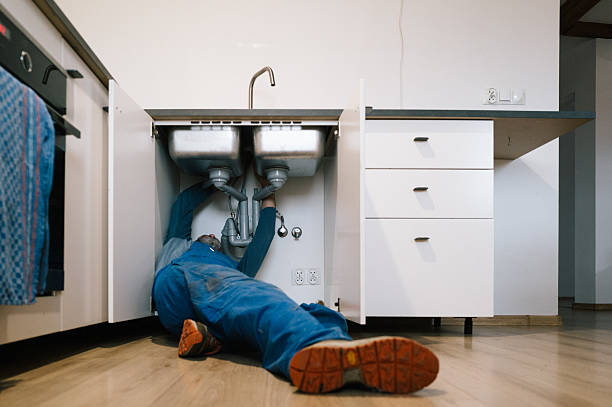 Professional Emergency Plumber technician working in Coleman, TX